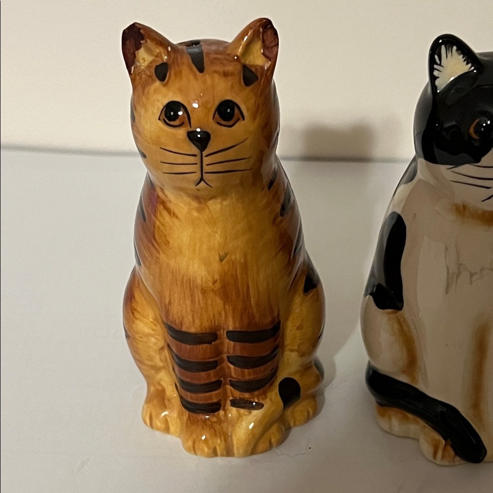 Vintage Cat Salt and Pepper Shakers. Tabby cat and black and white cat. - Picture 2 of 6